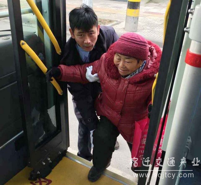 用 1 王建军援手老年乘客登车.jpg